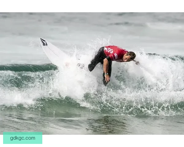 夏威夷冲浪比赛：激烈角逐，新冠状病毒疫情下的冲浪盛事